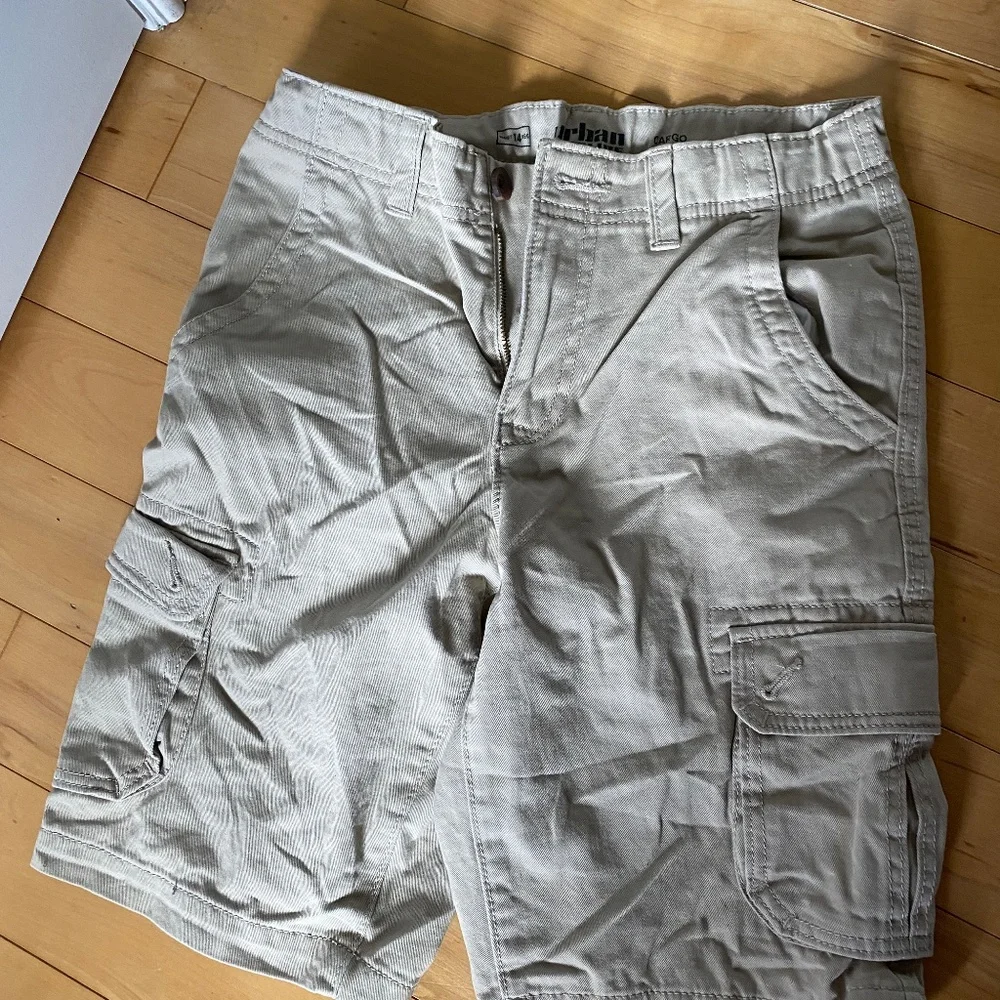 KOHL'S URBAN BOYS SIZE 14 CARGO SHORTS - Picture 2 of 4